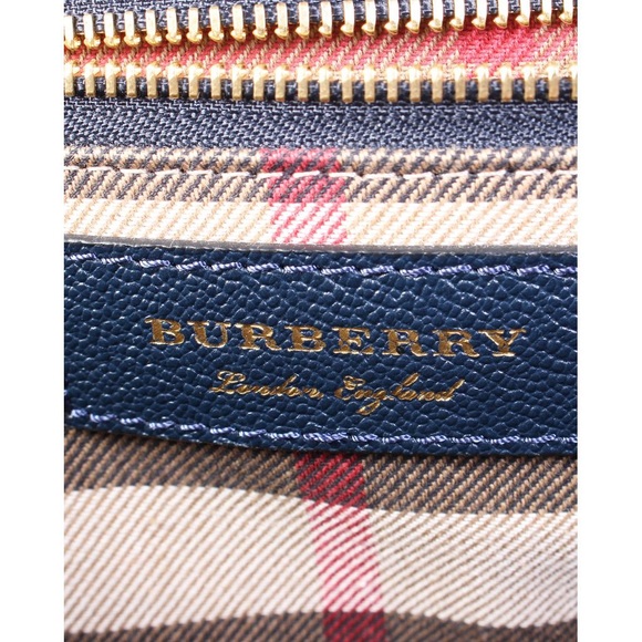 BURBERRY
Navy Soft Grain Calfskin Medium Buckle - Picture 6 of 6